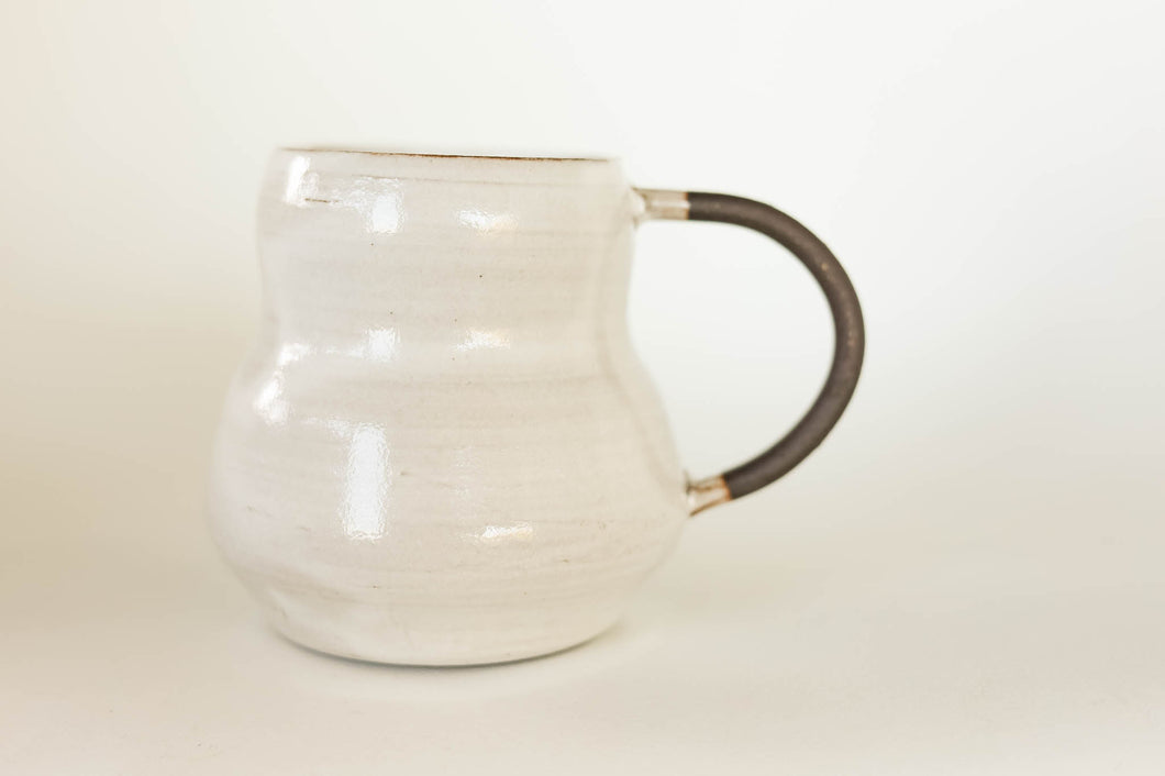miss dolores curvy *handmade ceramic mug* : dark + raw handle